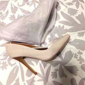 Light beige heels.. linen